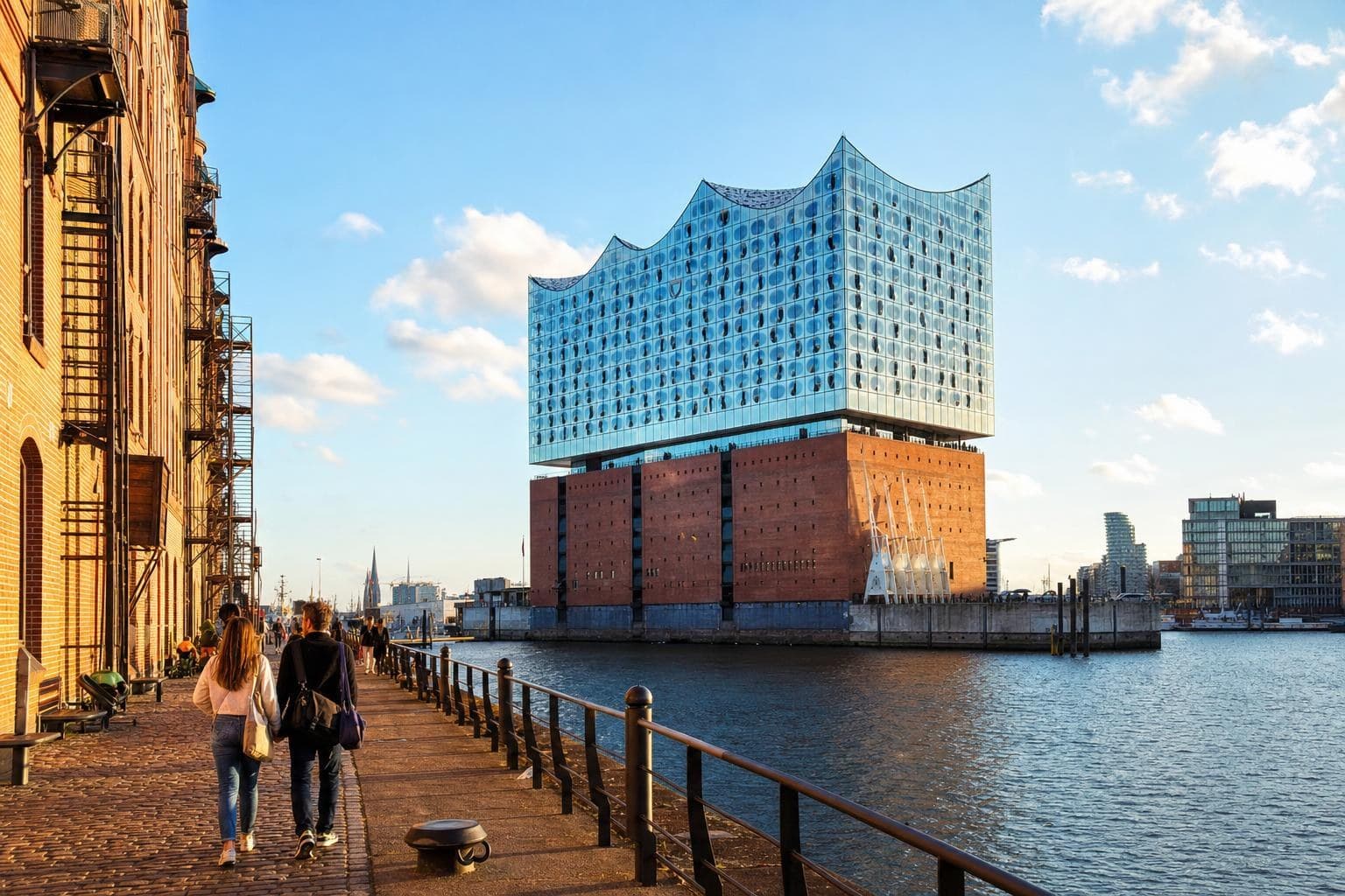 Hamburger Hafen und Elbphilharmonie bei Sonnenschein